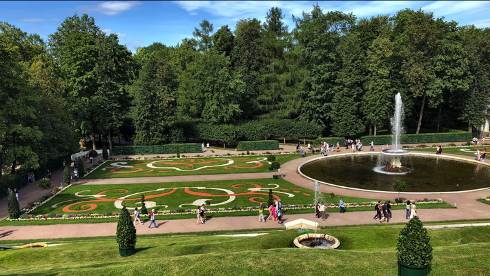 «Schloss Peterhof» '18: Parkansicht mit unzähligen Fontänen. Das Selbstfluss-System arbeitet, wie der Name saget, nur mit dem natürlichen Gefälle und ohne eine einzige Pumpe.
