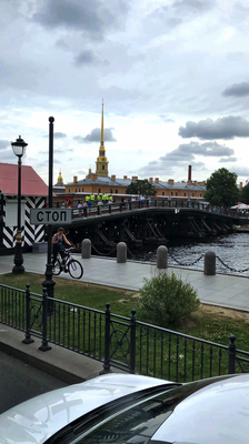2018 | St. Petersburg | Stadtrundfahrt | Haseninsel | Nachbau eines antiken Kriegsschiffes | Heute Touristenrestaurant.