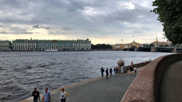 2018 | St. Petersburg | Stadtrundfahrt | Blick über die Newa auf das legendäre Winterpalais.