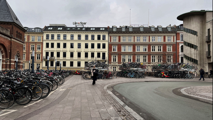Kopenhagen '21 | Hauptbahnhof. Einer von mehreren Fahrrad-Abstellplätzen rund um das historische Gebäude.
