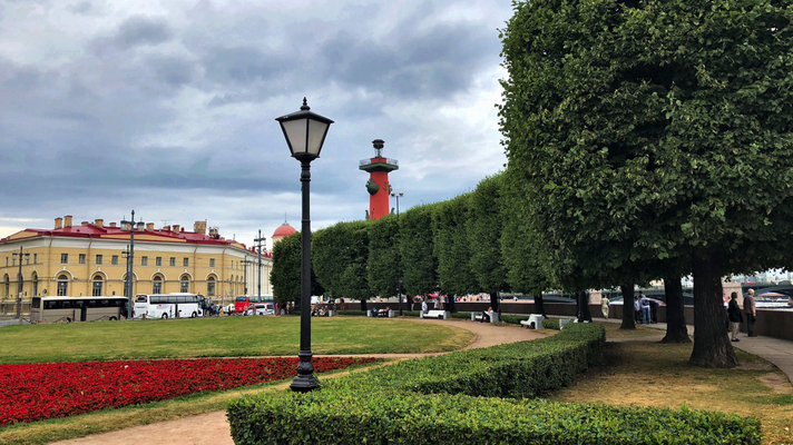 2018 | St. Petersburg | Stadtrundfahrt | Wassilewskij-Insel | Eine der Rostra-Säulen und Gebäude des Museums für Anthropologie und Enthnographie.