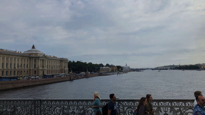 2018 | St. Petersburg | Stadtrundfahrt | Schnappschuss durch's Busfenster | Blick über die Newa | Links Teil der «Admiralität».