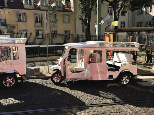 Lissabon '16 | «Bairro Alto»: Tuk-Tuk, eine der Lissabonner Transport-Attraktionen.