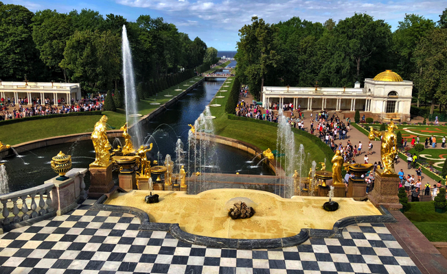 «Schloss Peterhof» '18: «Schloss Peterhof» '18: Künstlich angelegter Kanal zwischen dem finnischen Meerbusen und der Hauptkaskade des «Grossen Palastes».