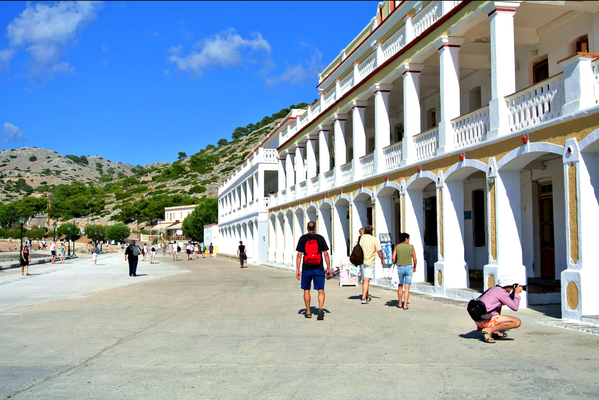 Rhodos '13 | Symi, «Kloster Panormitis»: Mit all seinen Nebengebäuden wirkt es wie der Ausschnitt einer richtigen Stadt; denn das Kloster ist von mehrstöckigen Gästetrakten umgeben.