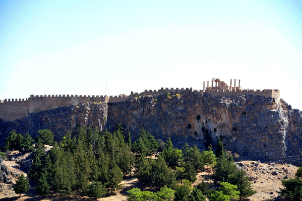 Rhodos '13 | Lindos, «Akropolis»: Die Burgruine liegt auf einem 116 Meter hohen Felsen direkt im Stadtkern.