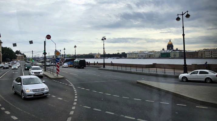 2018 | St. Petersburg | Stadtrundfahrt | Schnappschuss durch's Busfenster | Blick «entlang» der Newa | Rechts die St. Isaaks-Kathedrale.