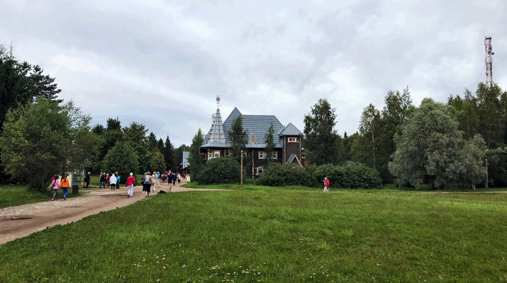2018 | Mandrogi | Bunte Holzschlösschen im altrussischen Stil der Bojarenhäuser (Bojaren waren Adlige unterhalb eines Fürsten oder Zaren) bestimmen das ganze Dorfensemble.