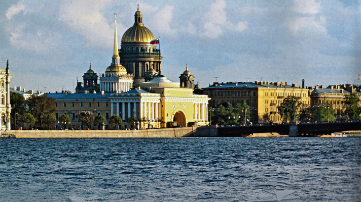 2018 | St. Petersburg | Stadtrundfahrt | Blick über die Newa auf die Admiralität mit dem dominanten Einfahrtstor*.