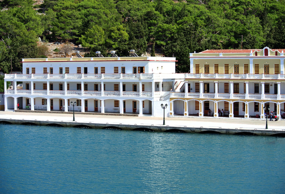 Rhodos '13 | Symi, «Kloster Panormitis»: Mit all seinen Nebengebäuden wirkt es wie der Ausschnitt einer richtigen Stadt; denn das Kloster ist von mehrstöckigen Gästetrakten umgeben.