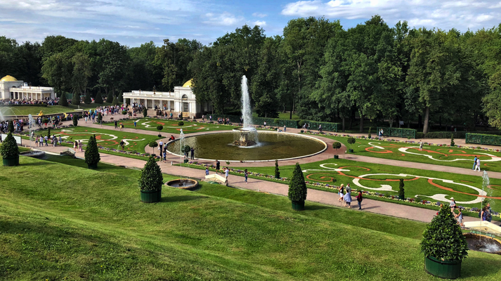 «Schloss Peterhof» '18: Riesengrosse, traumhaft schön angelegte und gepflegte Parkanlage. Leider viel zu viel Massentourismus!