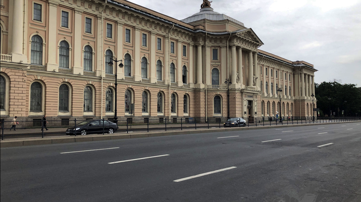 2018 | St. Petersburg | Stadtrundgang | Schnappschuss durch's Busfenster | «Irgend ein Palast» an der Admiralskaja.