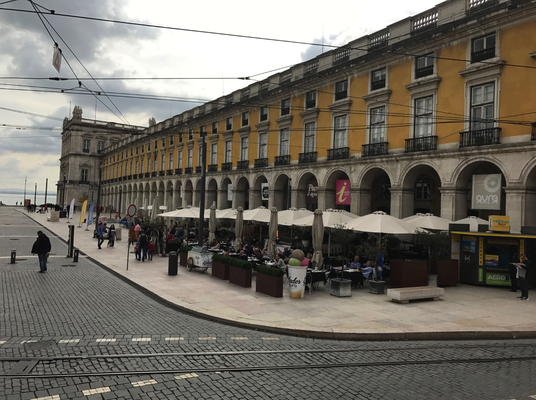 Lissabon '16 | Die «Praça do Comércio» gehört neben dem «Rossio» und der «Praça da Figueira» zu den 3 wichtigsten Plätzen innerhalb der «Baixa Pombalina», des aufgrund des Erdbebens von 1755 neu gebauten innerstädtischen Bereichs.