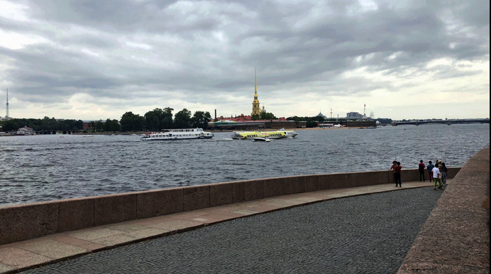 2018 | St. Petersburg | Stadtrundgang | Schnappschuss durch's Busfenster | Peter-und-Paul-Kathedrale im Hintergrund.
