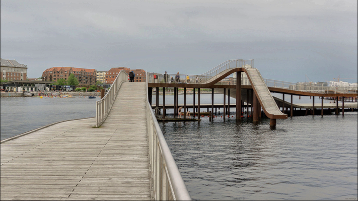 Kopenhagen '21 | «Klavebod Waves». Hafenpromenade «Langebro» und «Bernstorffsgade», an der kleine Boote anlegen können. Aus 100 Tonnen nordeuropäischer Eiche. ca.  49 Mio. dkr teuer.