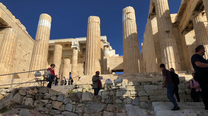 Athen '17 | Die Propyläen bilden den monumentalen und repräsentativen Torbau zum heiligen Bezirk der Akropolis | Zwischen 437 und 432 v. Chr. errichtet.