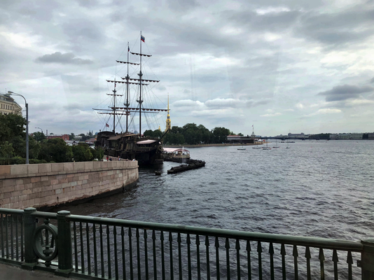 2018 | St. Petersburg | Stadtrundfahrt | Haseninsel | Nachbau eines antiken Kriegsschiffes | Heute Touristenrestaurant.