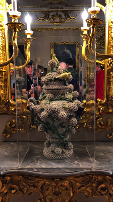 «Pushkin» '18 | Katharinenpalast: Sehr kostbare, ausgefallene Deko-Vase.