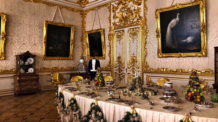 «Pushkin» '18 | Katharinenpalast: «Nachgedeckte» Tafel der Zarenfamilie. Aufwändige Tischdekoration mit - damals - frischen Früchten.