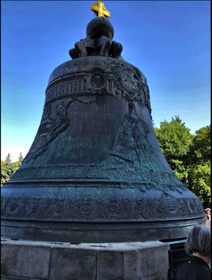 2018 | Moskau, Kreml: «Iwanowskaja-Platz». «Zaren-Glocke». 1733-1735. Gegossen von Iwan & Michail Motorin. 201 Tonnen schwer. Wurde nie geläutet!