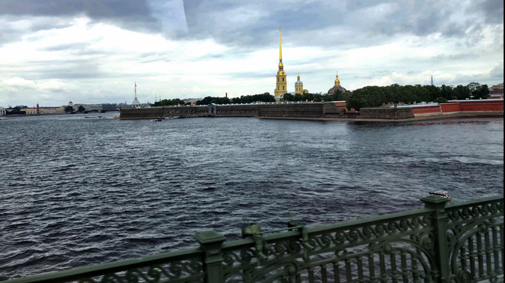 2018 | St. Petersburg | Stadtrundfahrt | Haseninsel | Blick auf die Peter-und-Paul-Festung | Peter-und-Paul-Kathedrale im Hintergrund.