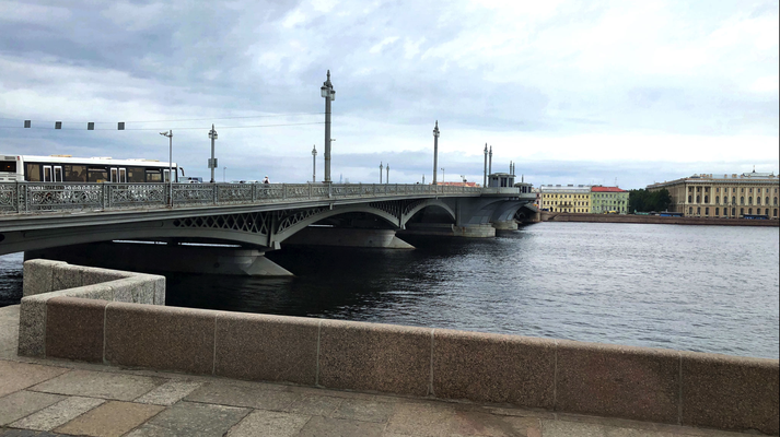 2018 | St. Petersburg | Stadtrundfahrt | Schnappschuss durch's Busfenster | Brücke über die Newa.