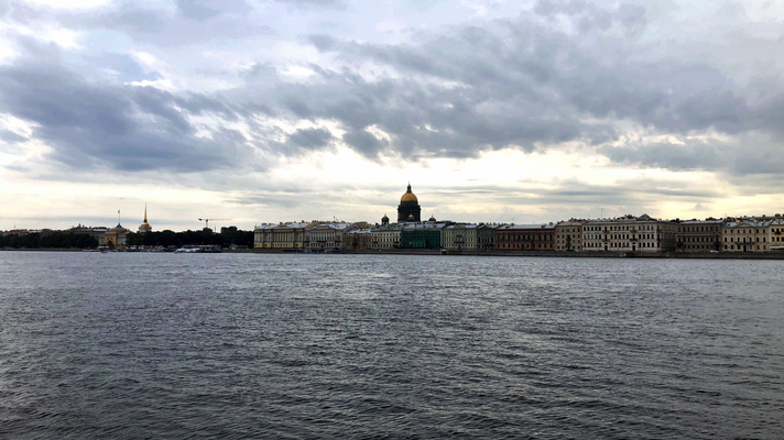 2018 | St. Petersburg | Stadtrundfahrt | Schnappschuss durch's Busfenster | Blick «entlang» der Newa | Mittig die St. Isaaks-Kathedrale.