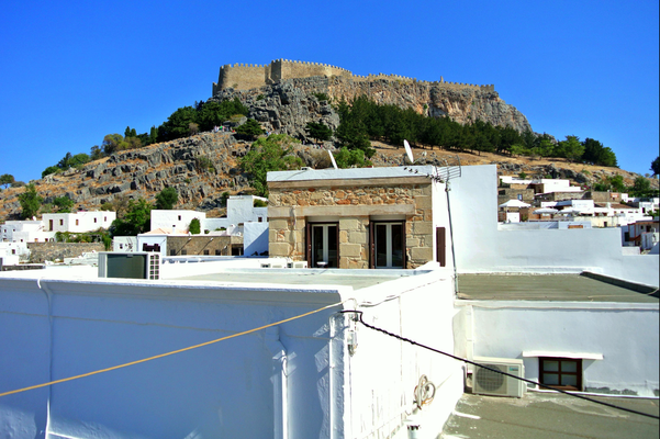 Rhodos '13 | Lindos, «Akropolis»: Die Burgruine liegt auf einem 116 Meter hohen Felsen direkt im Stadtkern.