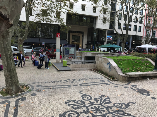 Lissabon '16 | «Avenida da Liberdade»: Eine am Vorbild der Pariser «Avenue des Champs-Elysées» orientierte Prachtstrasse. Sie beginnt am «Parça dos Restauradores» und verbindet die nach dem Erdbeben vom 1755 angelegte Unter- mit der Oberstadt.