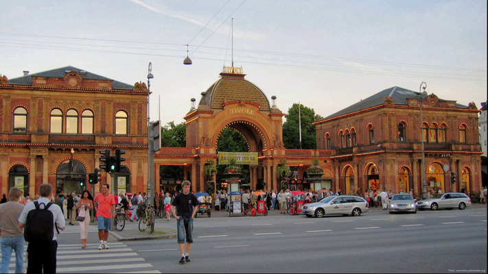 Kopenhagen '21 | Der «Tivoli» in der Innenstadt ist ein weltbekannter Vergnügungs- und Erholungspark. Die mit Blumenbeeten und Springbrunnen geschmückte Anlage befindet sich zwischen dem Rathausplatz und dem Hauptbahnhof.