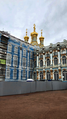 «Pushkin» '18 | Katharinenpalast: Auch hier umfangreiche Renovationsarbeiten. Die blaue Fassade ist bedruckte Fassadenverkleidung.