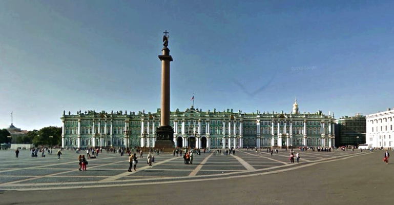 2018 | St. Petersburg | Eremitage | Die Alexandersäule ist der Mittelpunkt des Palastplatzes | Sie wurde nach dem Sieg Russland gegen das napoleonische Frankreich aufgestellt.