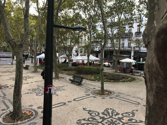 Lissabon '16 | «Avenida da Liberdade»: Eine am Vorbild der Pariser «Avenue des Champs-Elysées» orientierte Prachtstrasse. Sie beginnt am «Parça dos Restauradores» und verbindet die nach dem Erdbeben vom 1755 angelegte Unter- mit der Oberstadt.
