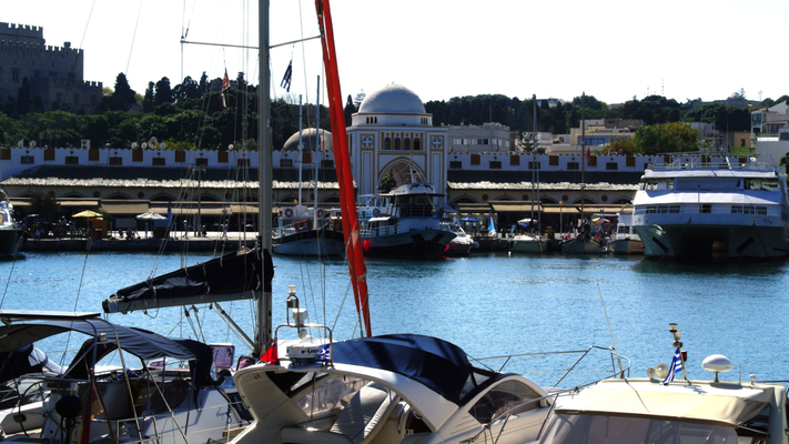 Rhodos '13 | Rhodos-Stadt: «Hafenbummel». Blick hinüber zum «Grossmeisterpalast».