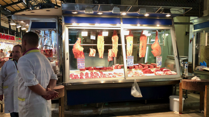 Athen '17 | «Central Market». Athens berühmter Fleisch- und Fischmarkt. Mit Obst- und Gemüseständen wie auch Restaurants.