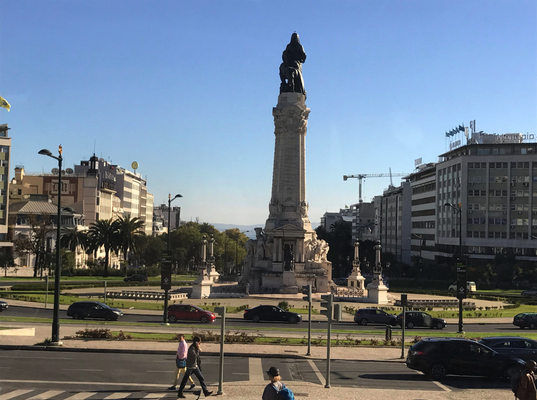 Lissabon '16 | Die «Praça Marquews de Pombal» ist ein Platz, der sich zwischen der «Avenida de Liberdade» und dem «Parça Eduardo VII. befindet. Bild: Statue des «Marques de Pombal».