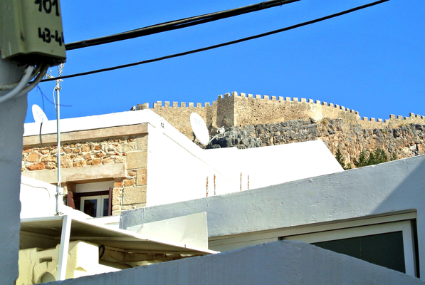 Rhodos '13 | Lindos: Sicht von einem der unzähligen Dachterrassen-Restaurants.