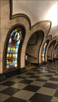 2018 | Moskau, Metro: Station «Novoslobodskaja». 1952. Architekten: A. Duschkin & A. Strelkow.