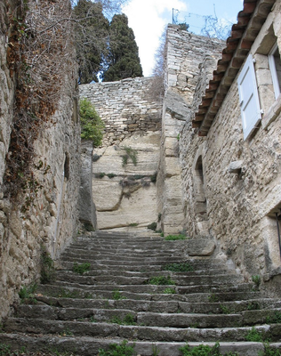 La montée des escaliers vers l'Eglise Haute