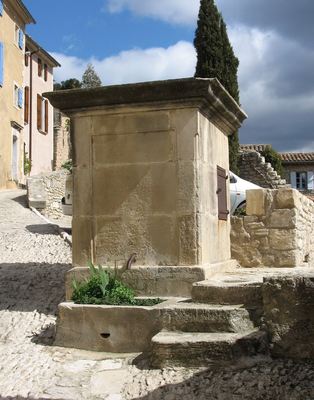 Pompe et fontaine rue Droite