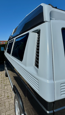 Detailblick linke Seite mit poliertem Gelcoat.