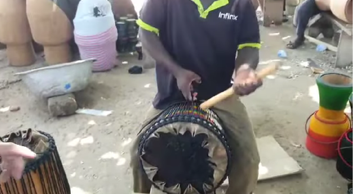 Tamburi africani (djembe) fatti a mano . Legno inciso con motivi etnici.