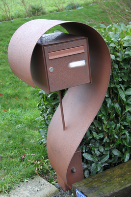 CMC Métallerie Avranches(50)-Support de boîte aux lettres thermolaqué aspect rouillé