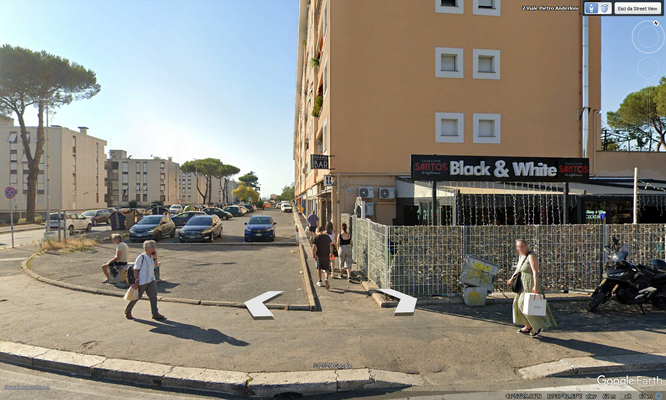 Marciapiede stretto e poco agibile