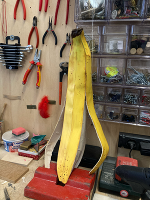 Requisitenbau schälbare Banane 50cm lang © Elena Vonderau