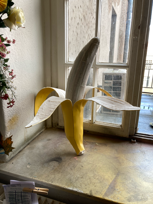 Requisitenbau schälbare Banane 50cm lang © Elena Vonderau