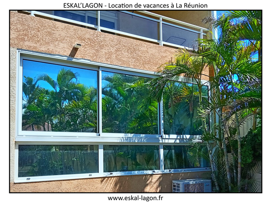 Baies vitrées coulissantes avec film miroir pour une meilleure intimité