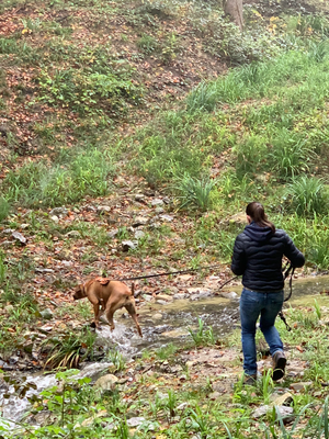 Nia beim Überqueren des Flusses