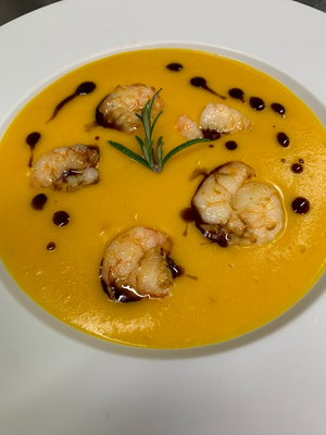 Herbstliche Kürbissuppe mit Garnelen aus der Brasserie Rendezvous