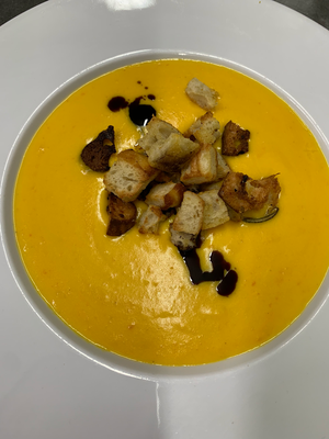 Hausgemachte Kürbissuppe mit Croutons in der Brasserie Rendezvous Hannover-Bothfeld